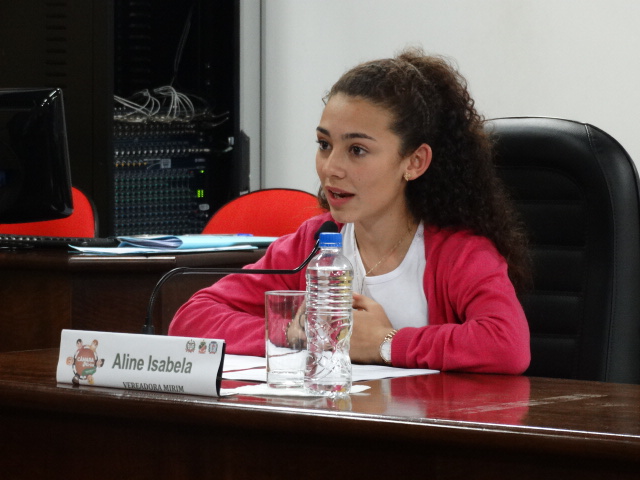 Aline sugere mudanças no uniforme das escolas municipais 