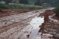 Atoleiro tem dificultado a passagem de veículos pesados na estrada geral do Parado