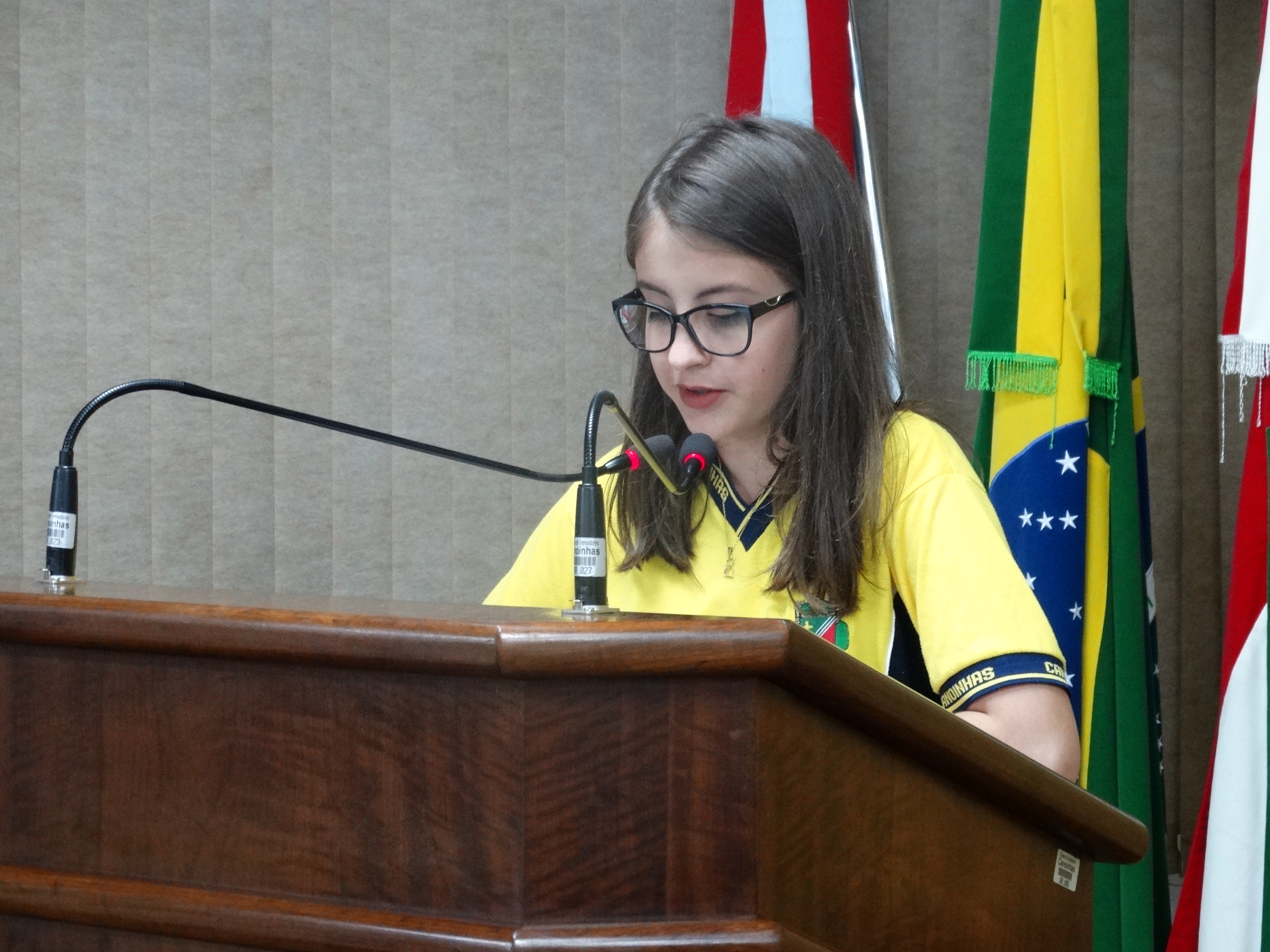 Brenda parabeniza EBM Severo de Andrade por desfile cívico e feira pedagógica