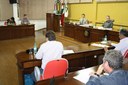 Câmara mantém um veto do prefeito municipal e rejeita outro