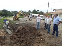 Chiquinho e secretário de Obras vistoriam serviços em ruas do Campo D’Água Verde