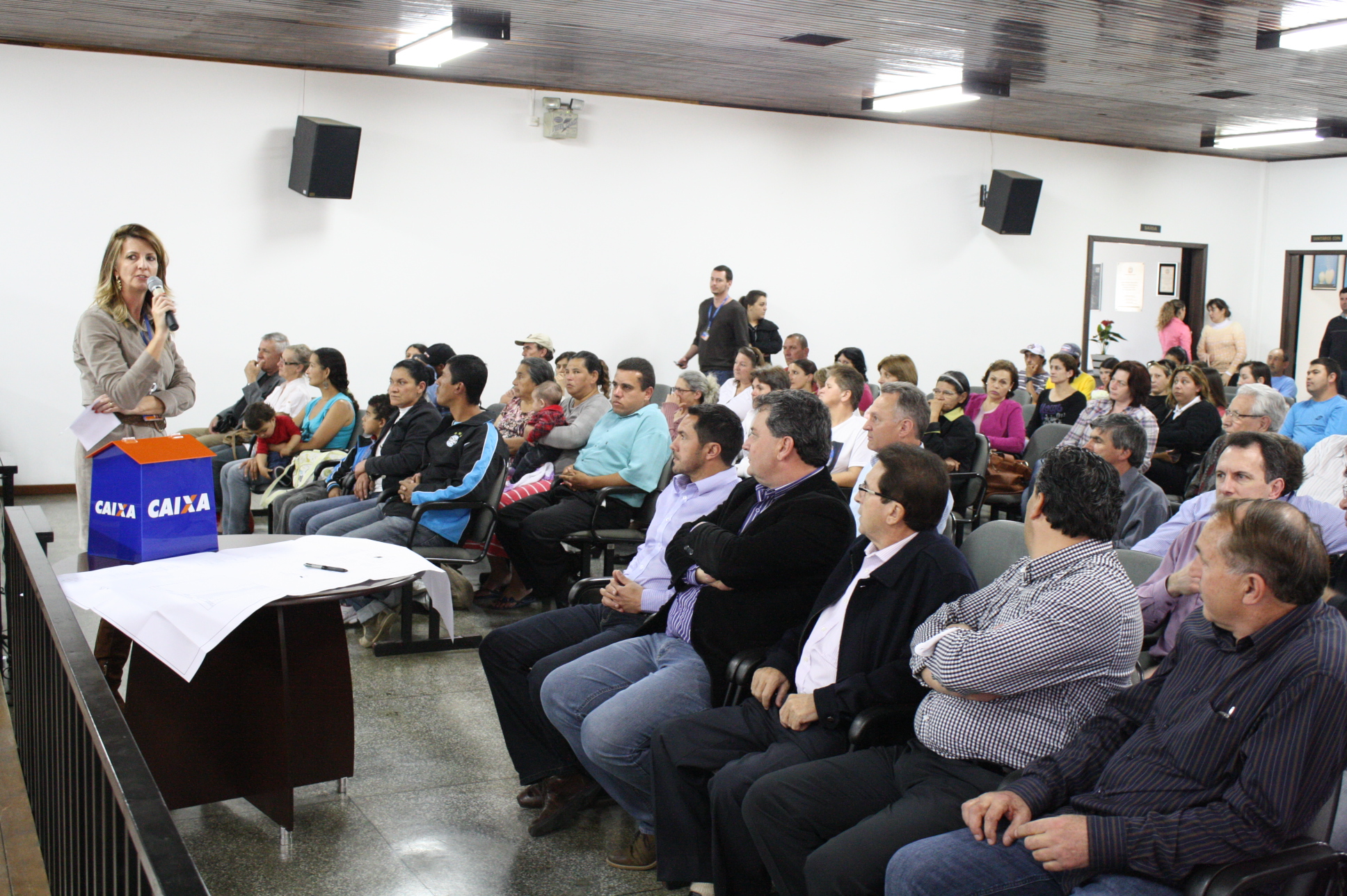 Famílias participam de sorteio das casas no Residencial Princesa do Planalto