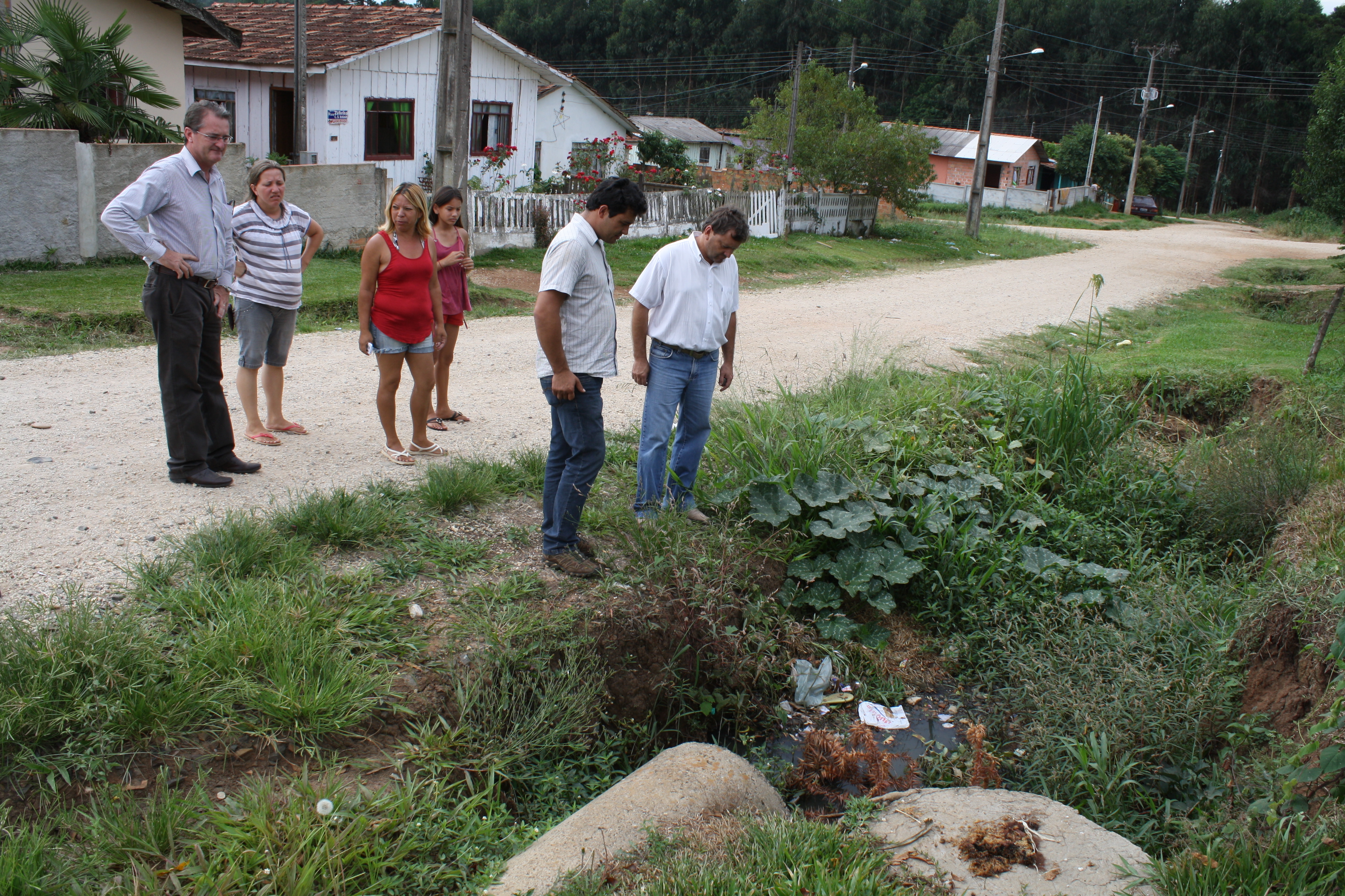 Moradores recorrem a Câmara e clamam pela desobstrução de valas