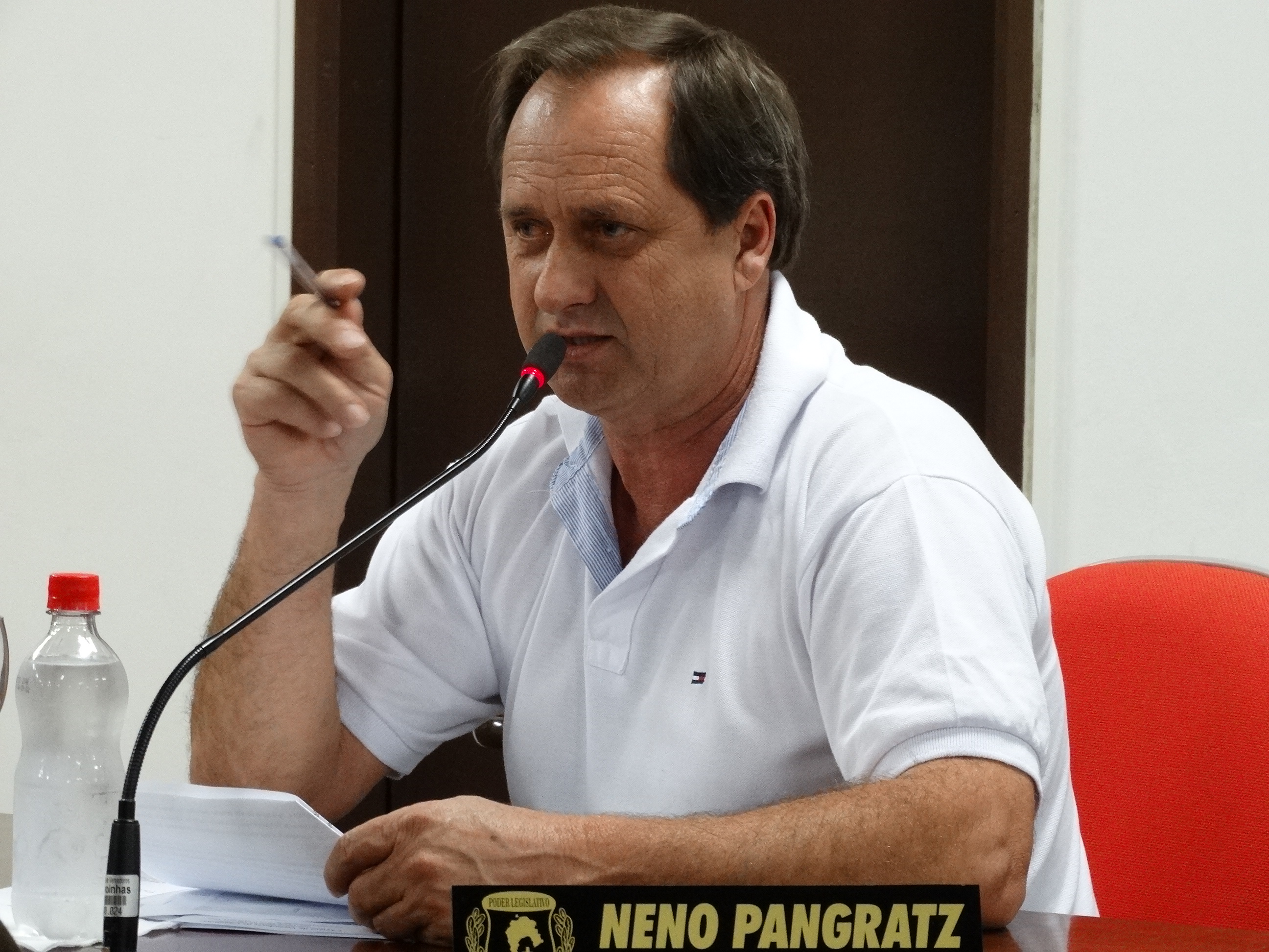 Neno Pangratz defende a pavimentação de rua que dá acesso a escola no centro