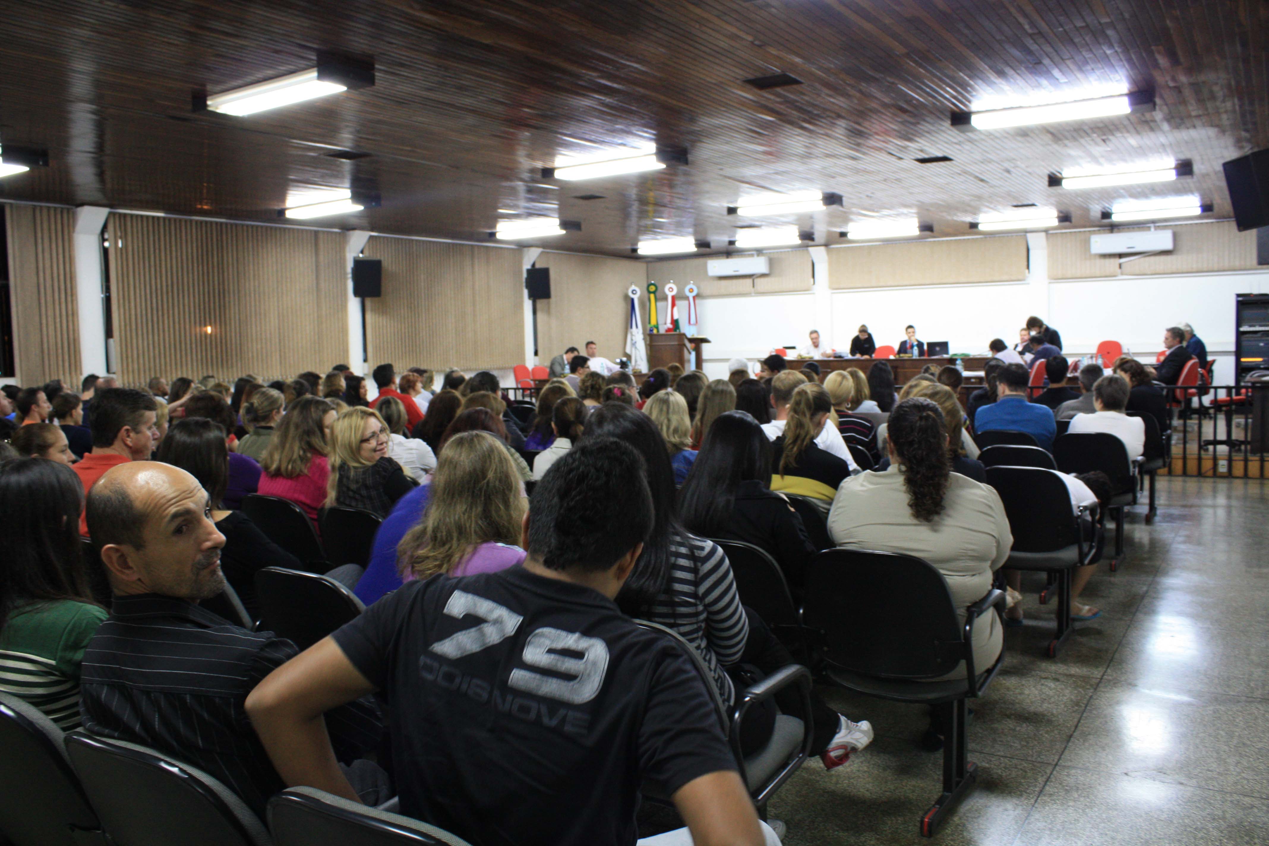 Professores lotam plenário e recebem apoio dos vereadores para implantação do piso