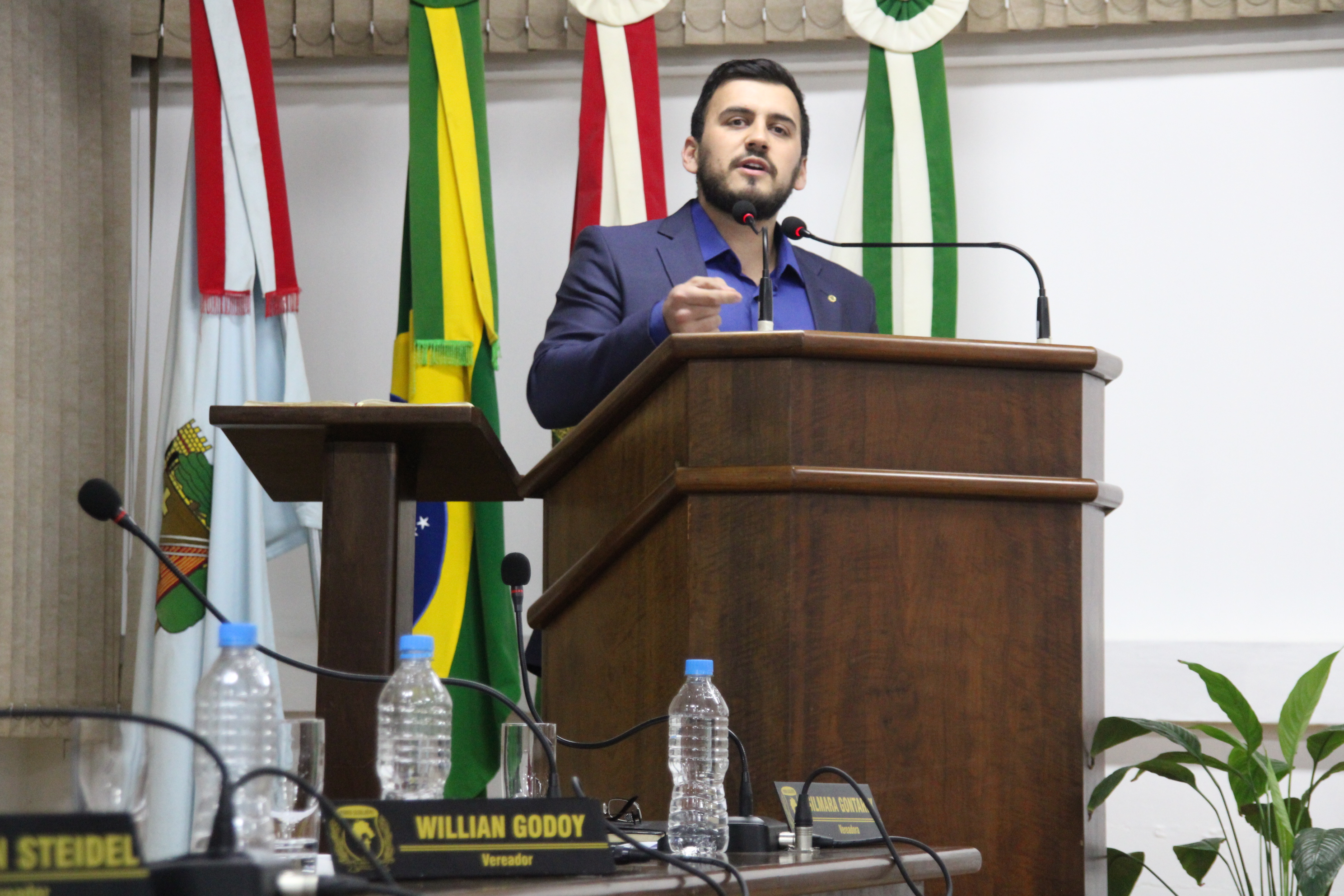 Vereador Willian Godoy denuncia goteiras em escola durante a Sessão