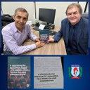 Vereador Wilmar Sudoski recebe Livro do juiz Lauro Stankiewicz