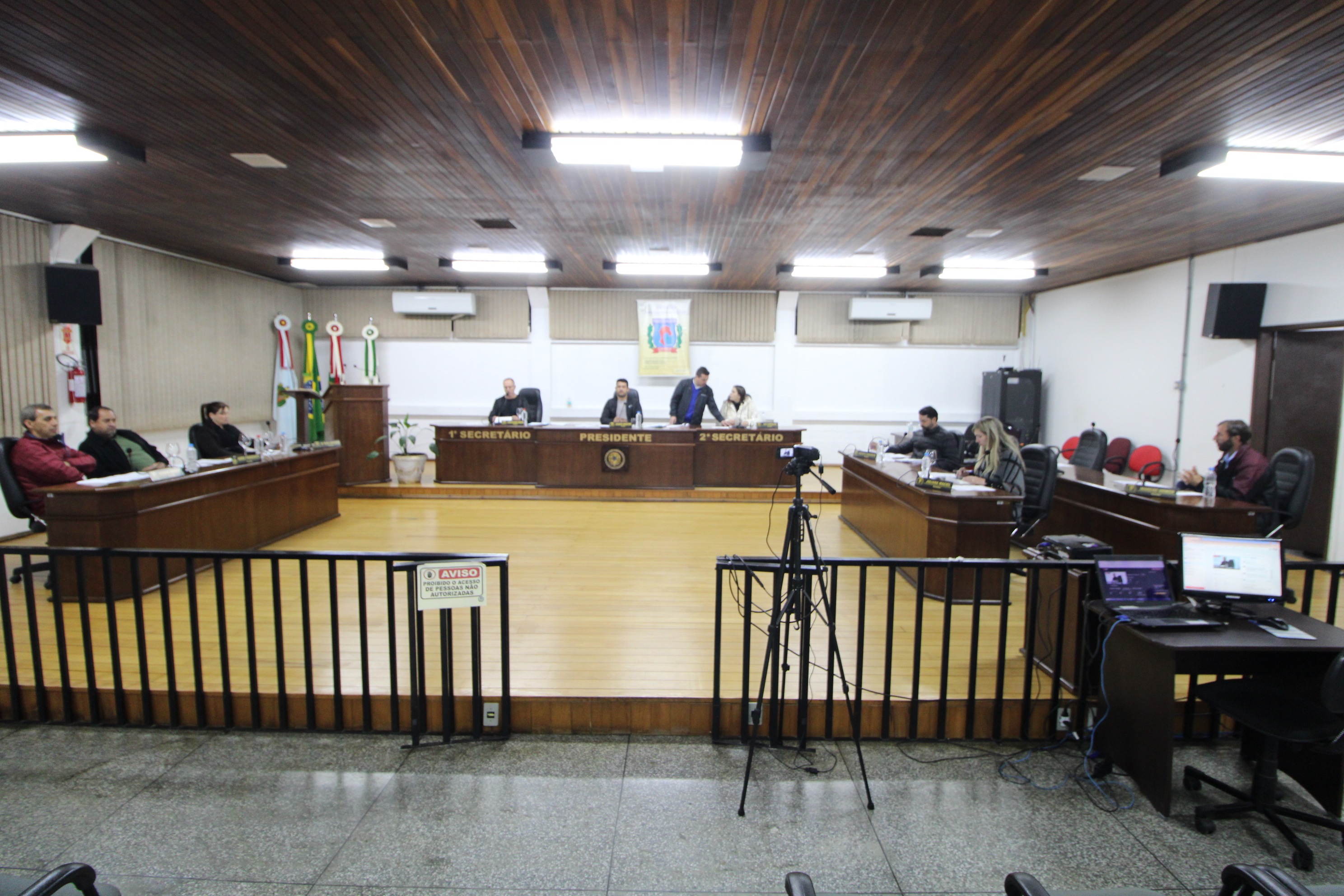 Vereadores pedem sinalização com placas de PARE, manutenção e recuperação com massa asfáltica em vias da cidade